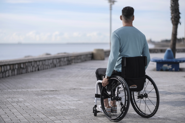 Man at the sea side in Quickie Xenon² wheelchair with black and white hardware