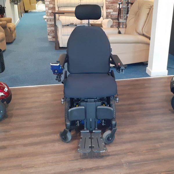 Quantum iLevel powerchair front with footrests down